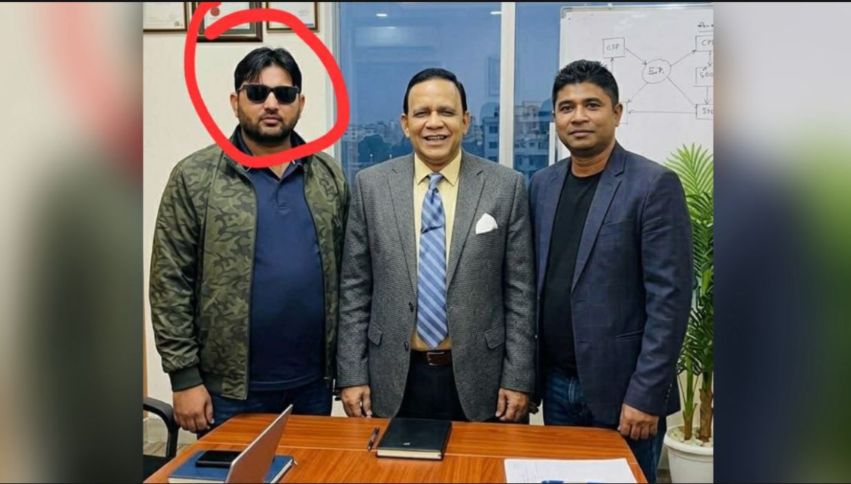 The accused in the murder case is seen with BNP MP Barrister Mahbub Alam Khokon.